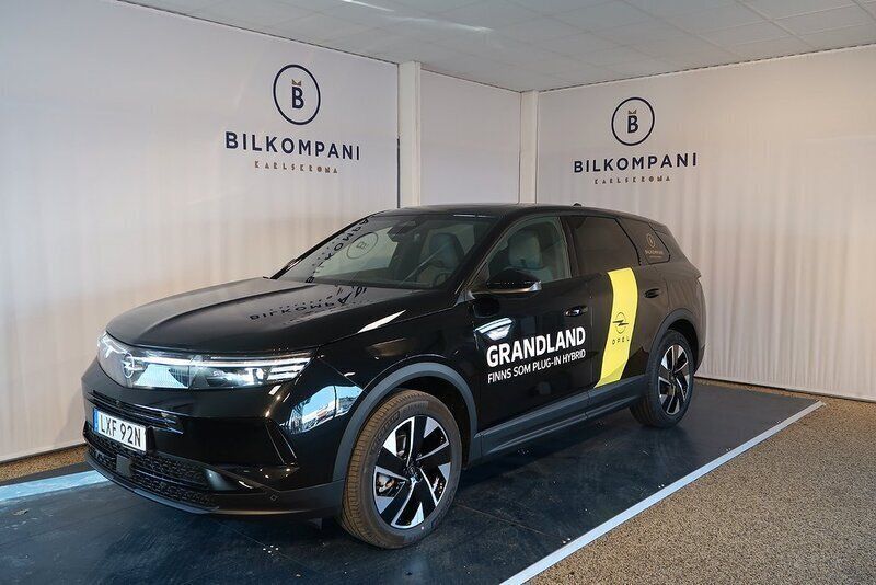 Svart (diamond black (metallic)) Begagnad 2024 Opel Grandland X SUV | 419 700 kr (Marknadspris) - Bild 1/4