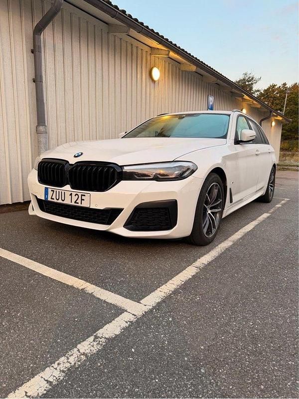 Vit Begagnad 2021 BMW 520 M Sport Kombi | 369 000 kr (Marknadspris) - Bild 1/4