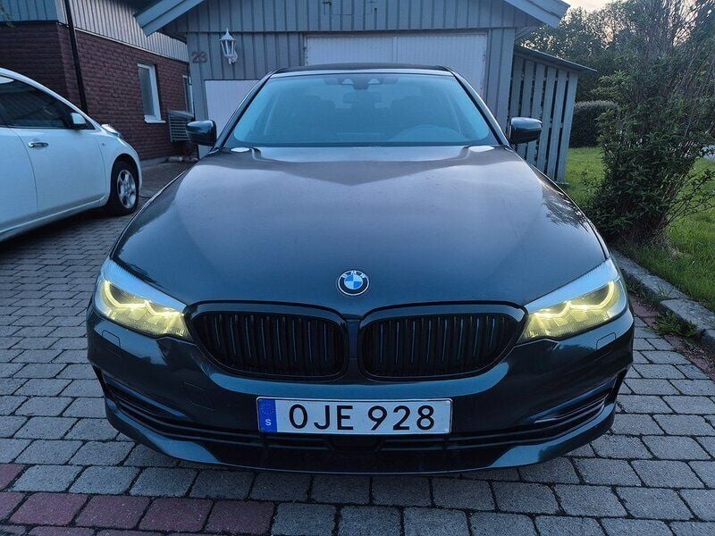 Grå Begagnad 2017 BMW 530e iPerformance Sedan | 259 000 kr (Dyr) - Bild 1/4