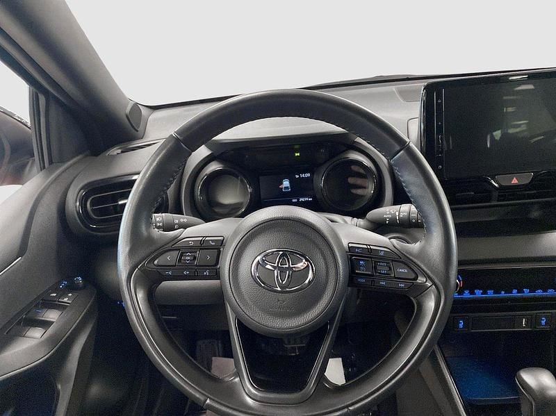 Röd Begagnad 2023 Toyota Yaris Hybrid Style Halvkombi | 249 000 kr (Marknadspris) - Bild 1/4