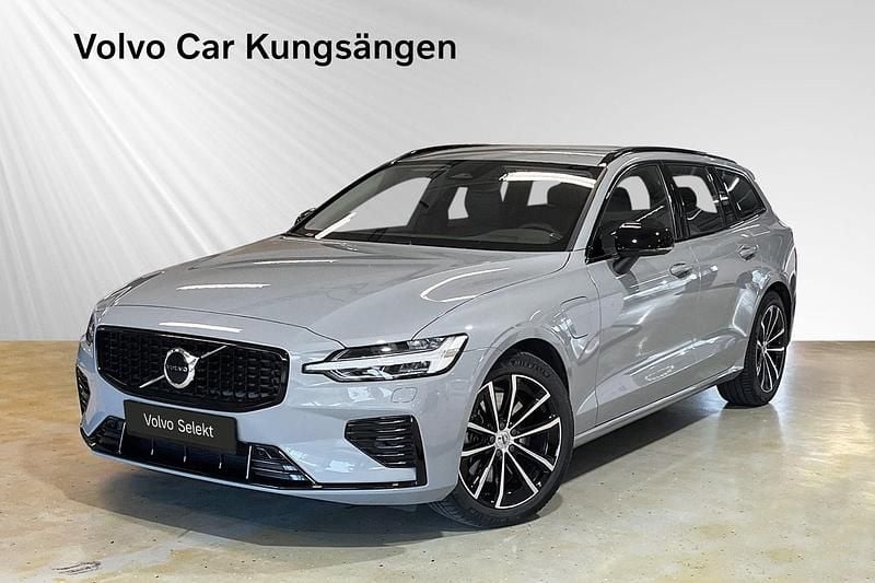 Grå Begagnad 2024 Volvo V60 Plus Kombi | 474 900 kr (Marknadspris) - Bild 1/3