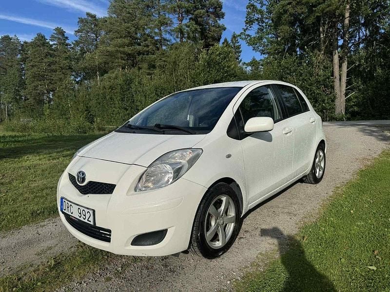 Vit Begagnad 2009 Toyota Yaris Halvkombi | 55 000 kr (Marknadspris) - Bild 1/4