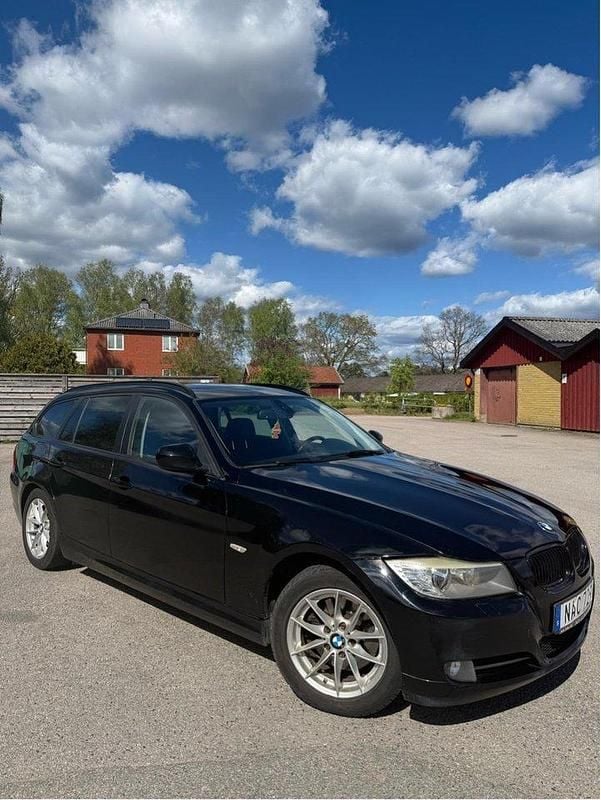Svart Begagnad 2011 BMW 318 Comfort Edition Kombi | 59 000 kr (Marknadspris) - Bild 1/4
