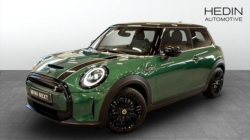 Grön (green) Begagnad 2023 Mini Cooper SE Halvkombi | 208 700 kr (Superpris) - Bild 1/4