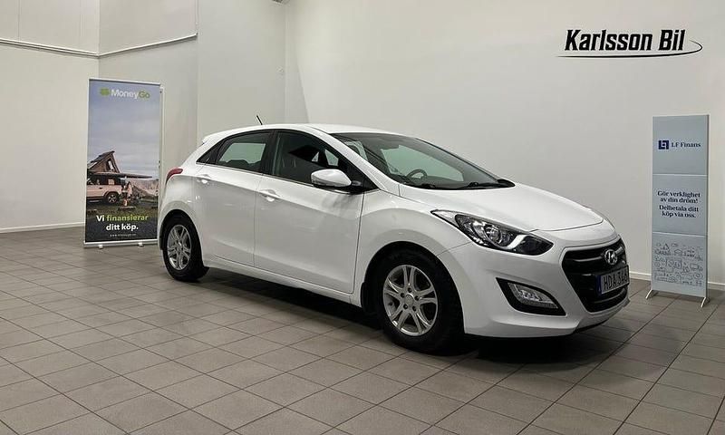 Vit Begagnad 2016 Hyundai i30 Comfort Halvkombi | 109 900 kr (Marknadspris) - Bild 1/4
