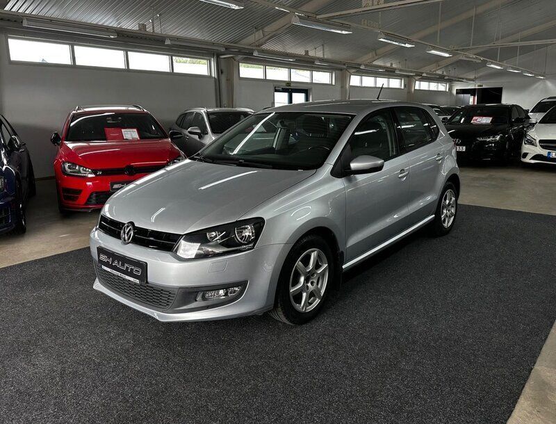Silver Begagnad 2012 VW Polo Comfortline Halvkombi | 74 900 kr (Marknadspris) - Bild 1/4