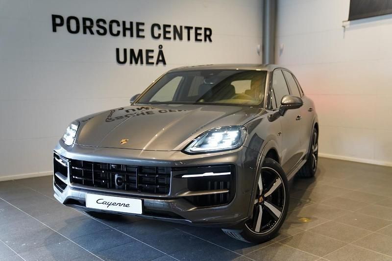 Grå Ny 2025 Porsche Cayenne SUV | 1 707 900 kr (Dyr) - Bild 1/4