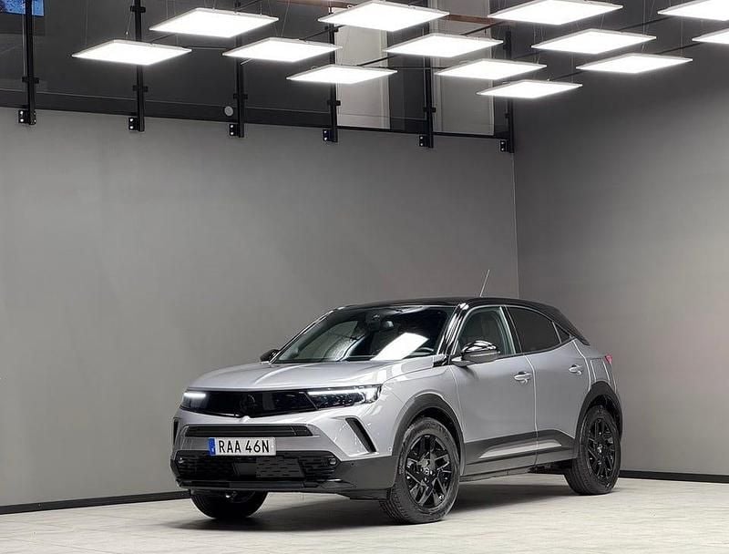 Grå Begagnad 2022 Opel Mokka-e GS Line SUV | 209 900 kr (Marknadspris) - Bild 1/3