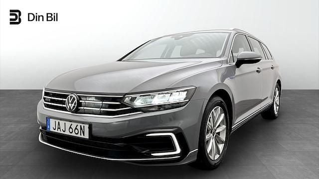 Grå (moonstone grey) Begagnad 2023 VW Passat GTE Kombi | 329 900 kr (Marknadspris) - Bild 1/4