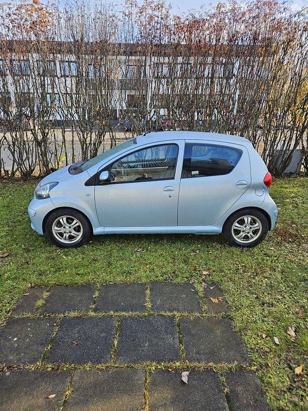 Blå Begagnad 2006 Toyota Aygo Halvkombi | 27 000 kr (Bra pris) - Bild 1/4