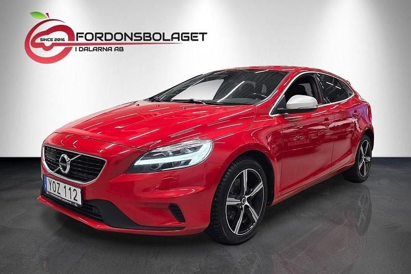 Röd Begagnad 2018 Volvo V40 R-Design Halvkombi | 189 900 kr (Marknadspris) - Bild 1/4