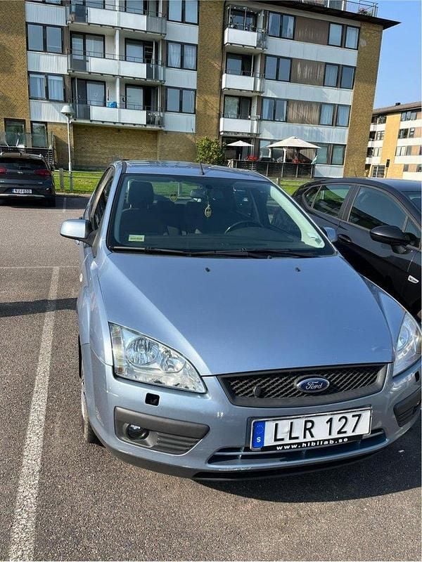 Blå Begagnad 2007 Ford Focus Halvkombi | 19 900 kr - Bild 1/4