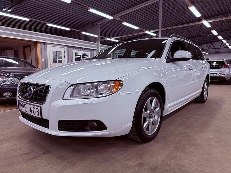 Vit Begagnad 2012 Volvo V70 Momentum Kombi | 99 900 kr (Marknadspris) - Bild 1/4