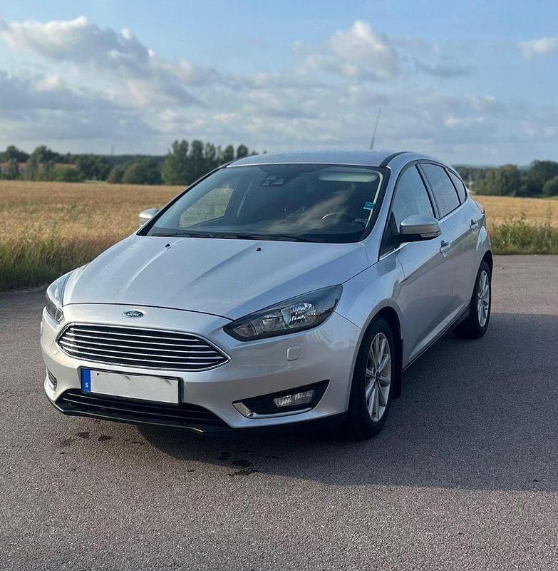 Grå Begagnad 2016 Ford Focus Titanium Halvkombi | 79 999 kr (Marknadspris) - Bild 1/4