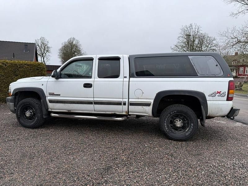 Begagnad Chevrolet Silverado 305 HK (224 kW) 2001 Vit Sedan