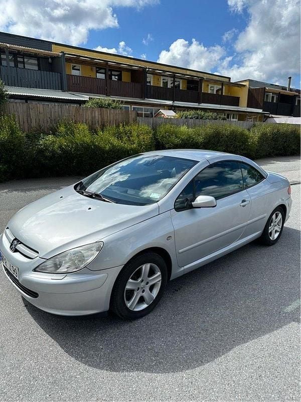 Grå Begagnad 2005 Peugeot 307 CC Cab | 29 000 kr (Marknadspris) - Bild 1/4