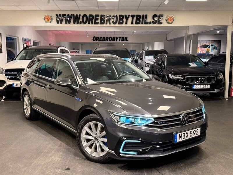 Mörkgrå (grå) Begagnad 2020 VW Passat GTE Kombi | 289 900 kr (Dyr) - Bild 1/4