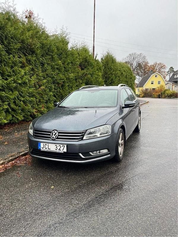 Grå Begagnad 2012 VW Passat Kombi | 65 000 kr (Marknadspris) - Bild 1/4