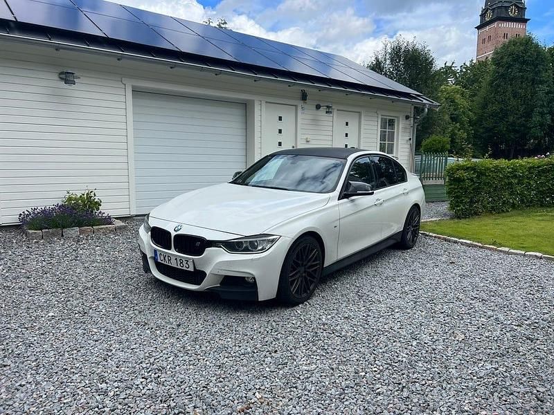 Begagnad 2014 BMW 320 Sedan | 134 999 kr (Marknadspris) - Bild 1/4