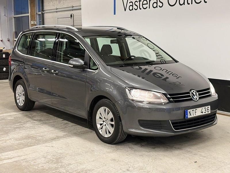Grå (indiumgrå metallic) Begagnad 2011 VW Sharan Minibuss | 99 900 kr (Marknadspris) - Bild 1/3