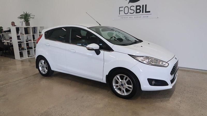 Vit Begagnad 2015 Ford Fiesta Titanium Halvkombi | 79 900 kr (Marknadspris) - Bild 1/4