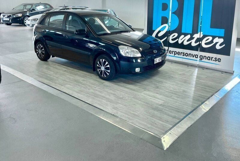 Svart Begagnad 2007 Kia Rio Halvkombi | 29 000 kr (Marknadspris) - Bild 1/1