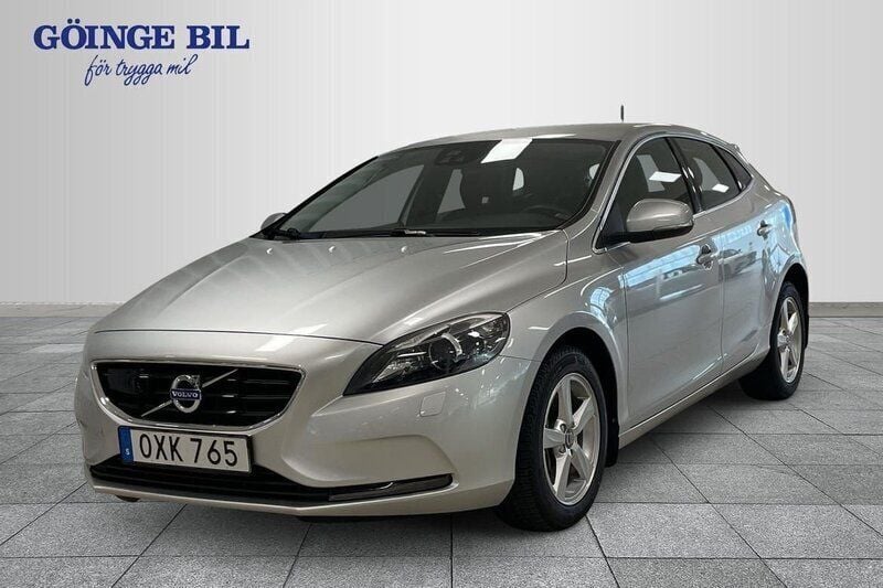 Silver Begagnad 2015 Volvo V40 Business Edition Kombi | 159 000 kr (Marknadspris) - Bild 1/3