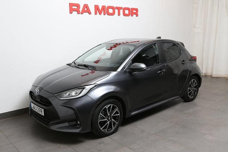 Mörkgrå Begagnad 2023 Toyota Yaris Hybrid Active Halvkombi | 219 800 kr (Marknadspris) - Bild 1/4