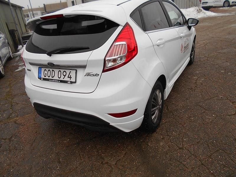 Begagnad Ford Fiesta Titanium 101 HK (74 kW) 2016 Vit Halvkombi
