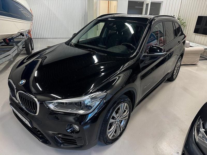 Svart Begagnad 2016 BMW X1 Sport Line SUV | 159 900 kr (Marknadspris) - Bild 1/4