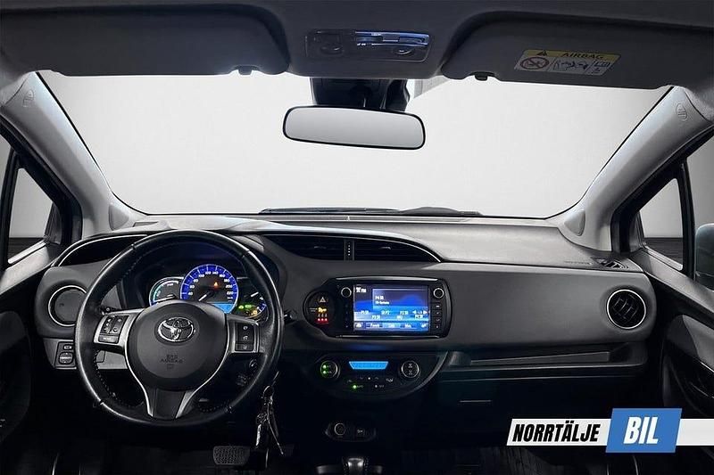 Begagnad Toyota Yaris Hybrid Active 101 HK (74 kW) 2016 Svart Halvkombi