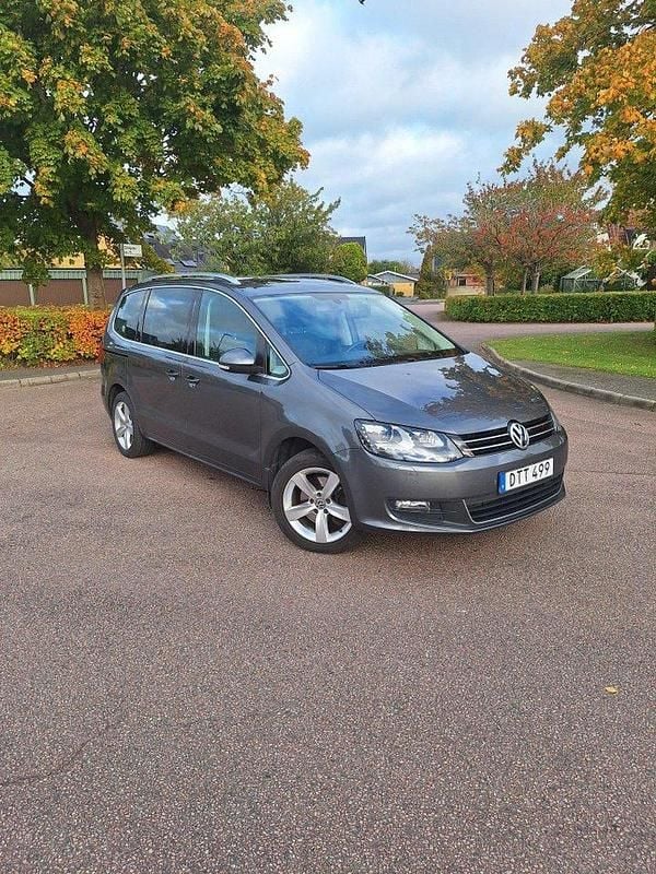 Grå Begagnad 2015 VW Sharan Minibuss | 180 000 kr (Superpris) - Bild 1/4