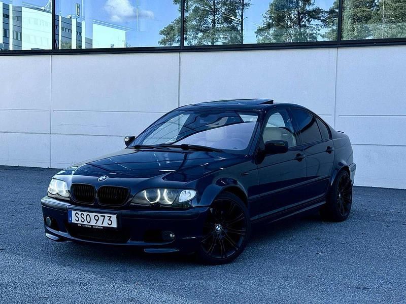 Svart Begagnad 2002 BMW 330 Comfort Edition Sedan | 109 900 kr - Bild 1/4