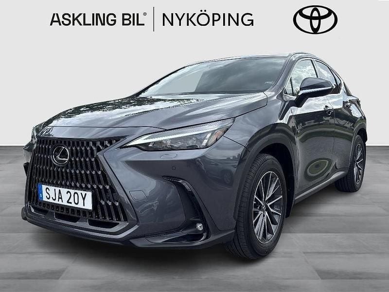 Grå Begagnad 2022 Lexus NX450h+ Business Edition SUV | 499 000 kr (Bra pris) - Bild 1/3