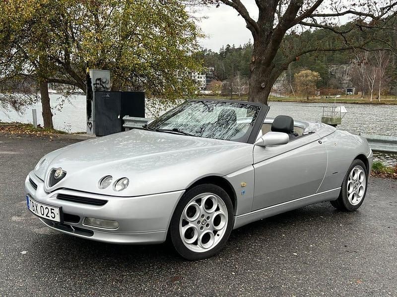 Begagnad Alfa Romeo Spider Lusso 155 HK (114 kW) 1999 Silver Cab