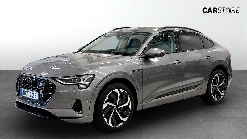 Grå Begagnad 2022 Audi e-tron Sportback SUV | 439 900 kr (Marknadspris) - Bild 1/4