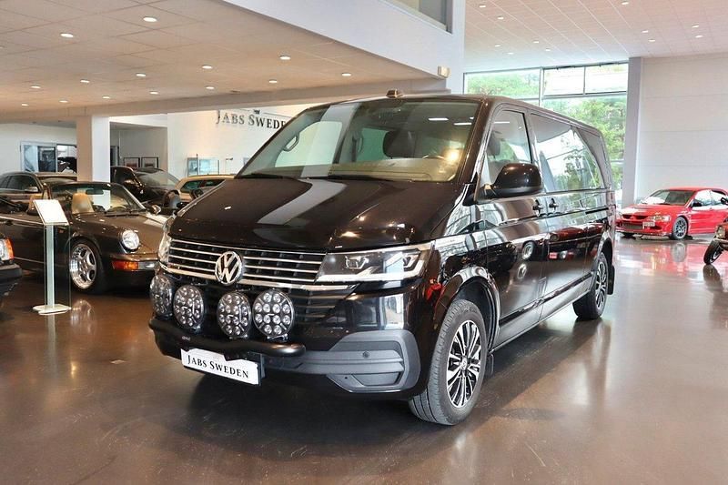 Svart Begagnad 2021 VW Multivan SE Minibuss | 599 900 kr (Dyr) - Bild 1/4