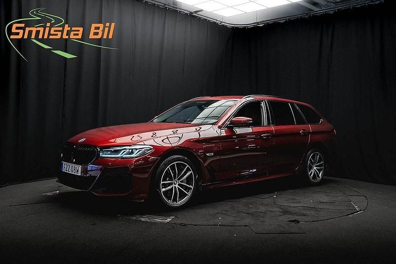 Röd Begagnad 2022 BMW 530e M Sport Kombi | 444 800 kr (Lite dyr) - Bild 1/3
