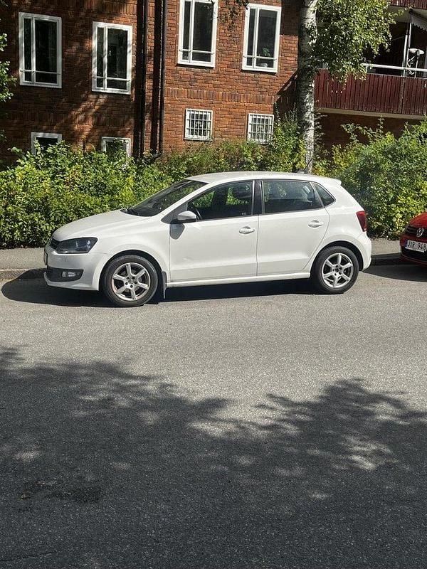 Vit Begagnad 2013 VW Polo Halvkombi | 65 000 kr (Marknadspris) - Bild 1/1