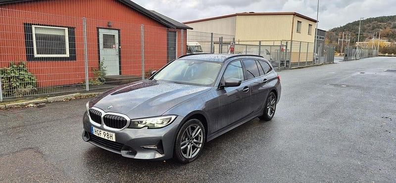 Grå metallic Begagnad 2021 BMW 320 Shadowline Kombi | 219 000 kr (Marknadspris) - Bild 1/4