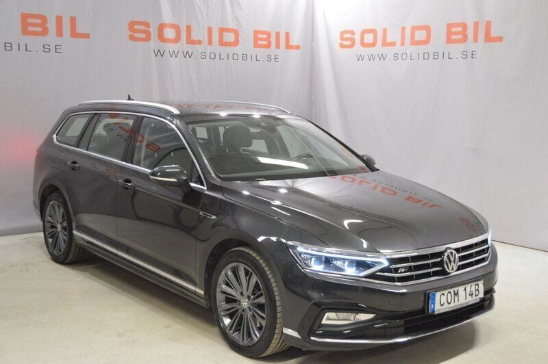 Mörkgrå Begagnad 2019 VW Passat R-line Kombi | 239 900 kr (Marknadspris) - Bild 1/4