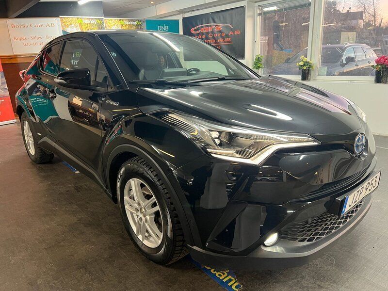 Svart Begagnad 2017 Toyota C-HR SUV | 209 900 kr (Marknadspris) - Bild 1/4