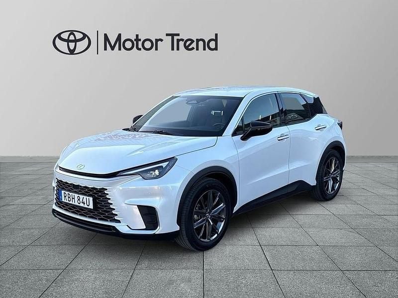 Vit Begagnad 2024 Lexus LBX E-FOUR SUV | 334 900 kr (Superpris) - Bild 1/4