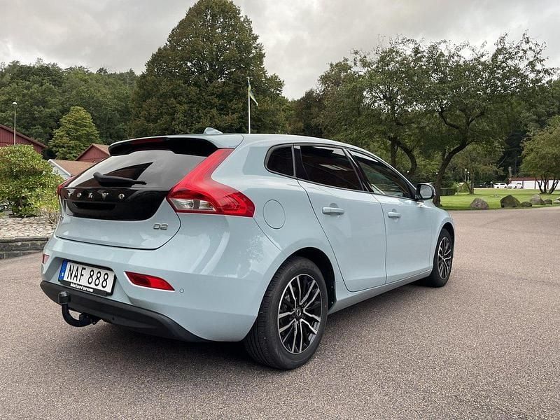 Blå Begagnad 2018 Volvo V40 Business Edition Kombi | 163 000 kr (Marknadspris) - Bild 1/4