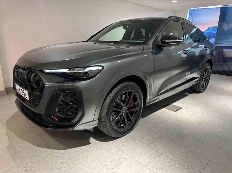 Grå Ny 2025 Audi Q5 Sportback SUV | 819 900 kr (Marknadspris) - Bild 1/1