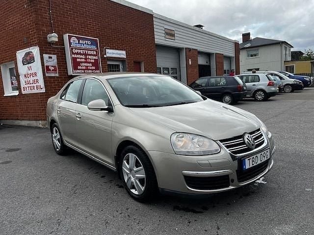 Ljusbrun (brun) Begagnad 2006 VW Jetta Sedan | 49 500 kr (Marknadspris) - Bild 1/4