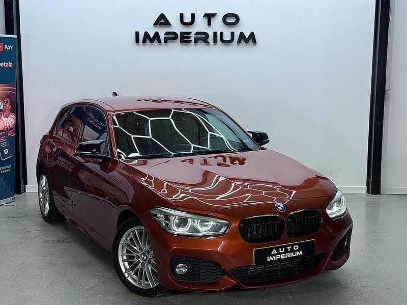 Orange Begagnad 2017 BMW 118 Shadowline Halvkombi | 159 900 kr (Marknadspris) - Bild 1/4