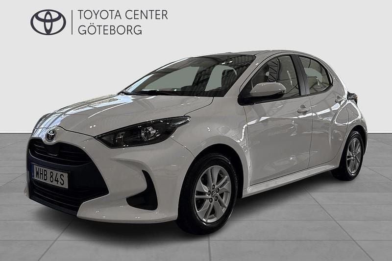 Vit Begagnad 2023 Toyota Yaris Hybrid Active Halvkombi | 229 900 kr (Marknadspris) - Bild 1/2