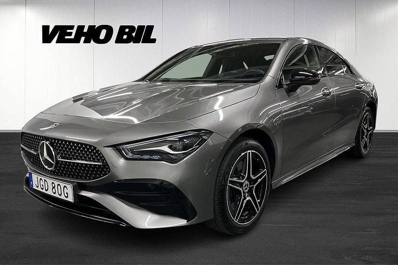 Mörkgrå Begagnad 2024 Mercedes CLA250e AMG Sedan | 419 900 kr (Marknadspris) - Bild 1/4