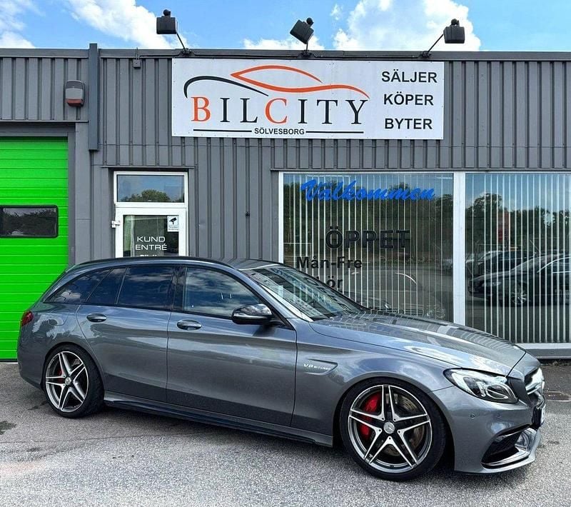 Mörkgrå (grå) Begagnad 2018 Mercedes C63S AMG AMG Kombi | 529 900 kr (Marknadspris) - Bild 1/4